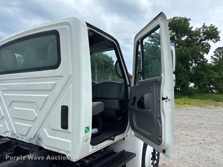 image for item FC5851 2006 International 4300 truck cab and chassis