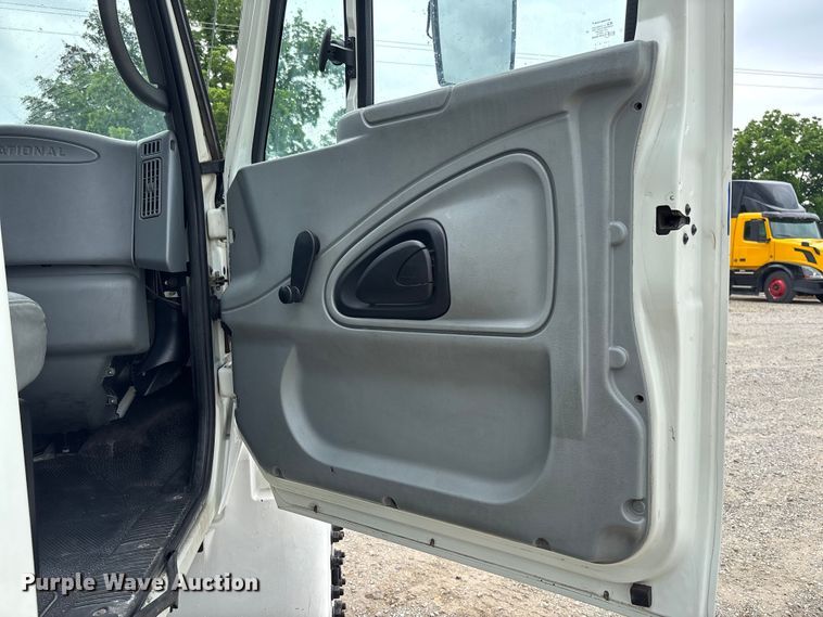 image for item FC5851 2006 International 4300 truck cab and chassis