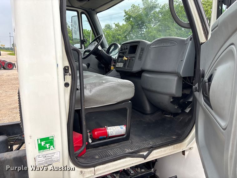 image for item FC5851 2006 International 4300 truck cab and chassis