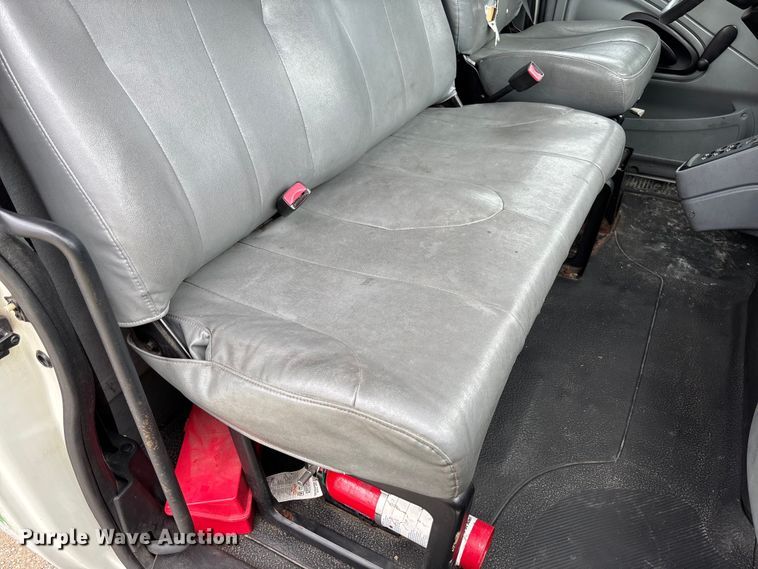 image for item FC5851 2006 International 4300 truck cab and chassis