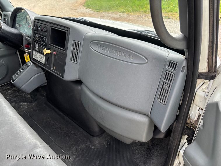 image for item FC5851 2006 International 4300 truck cab and chassis