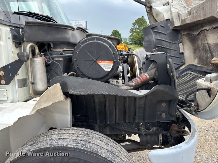 image for item FC5851 2006 International 4300 truck cab and chassis