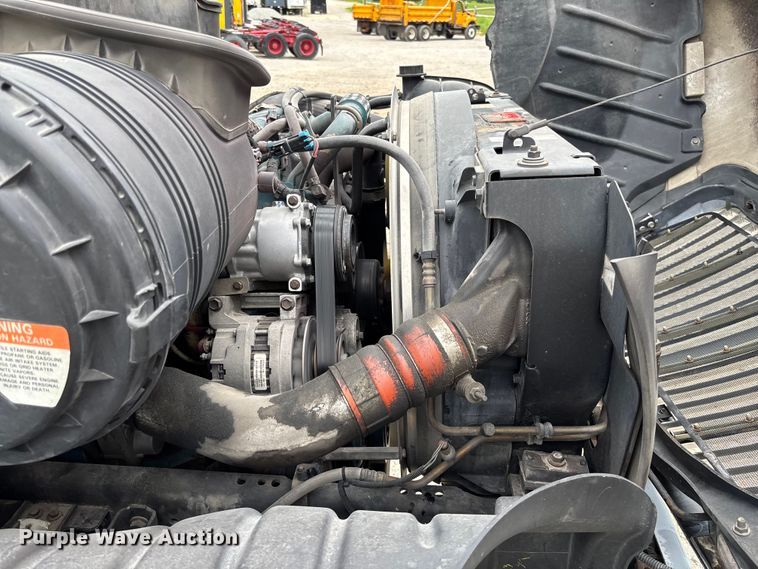 image for item FC5851 2006 International 4300 truck cab and chassis