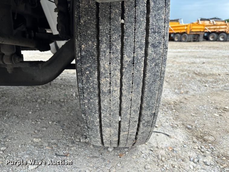image for item FC5851 2006 International 4300 truck cab and chassis
