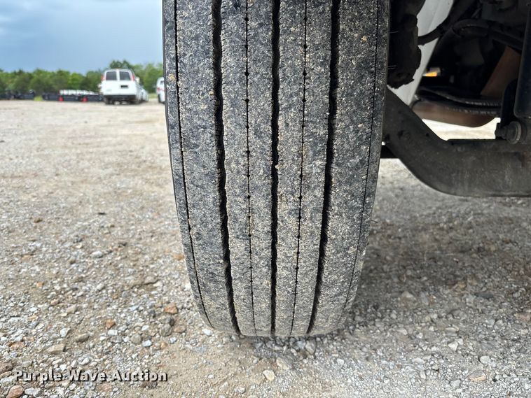 image for item FC5851 2006 International 4300 truck cab and chassis