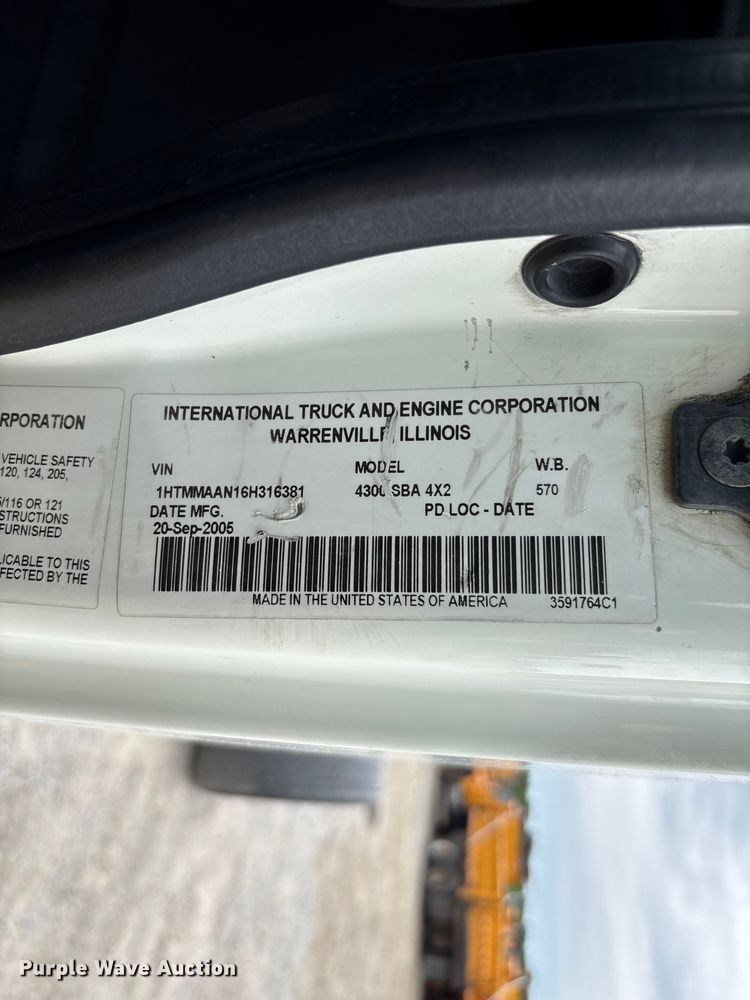 image for item FC5851 2006 International 4300 truck cab and chassis
