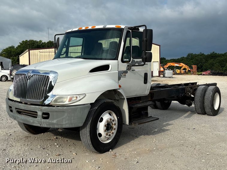 image for item FC5913 2004 International 4300 truck cab and chassis