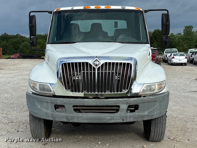 image for item FC5913 2004 International 4300 truck cab and chassis