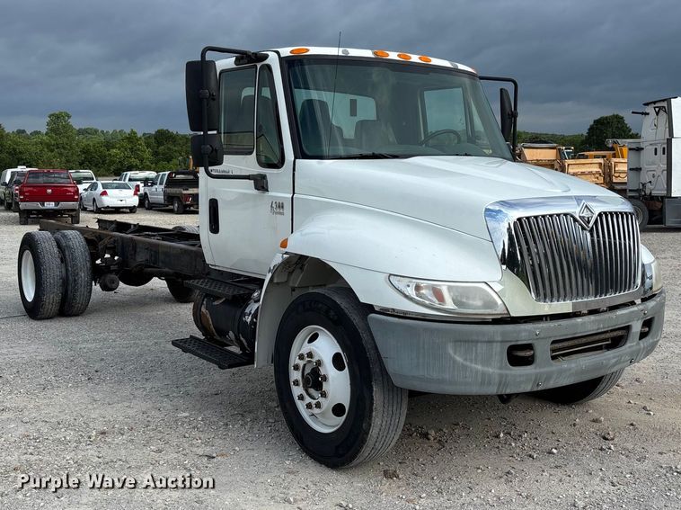 image for item FC5913 2004 International 4300 truck cab and chassis