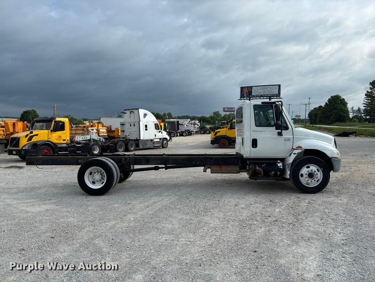 image for item FC5913 2004 International 4300 truck cab and chassis