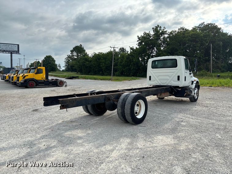 image for item FC5913 2004 International 4300 truck cab and chassis