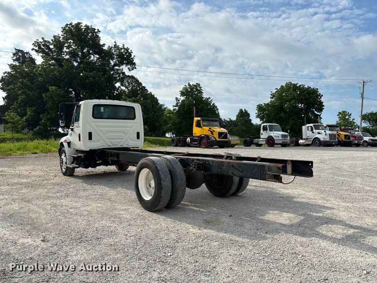 image for item FC5913 2004 International 4300 truck cab and chassis