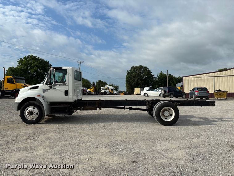 image for item FC5913 2004 International 4300 truck cab and chassis