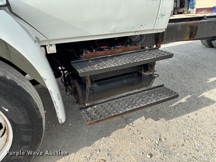 image for item FC5913 2004 International 4300 truck cab and chassis