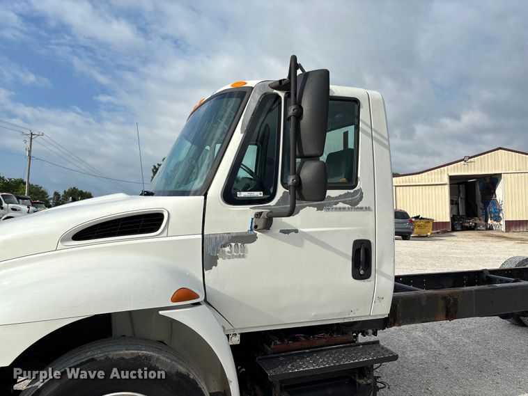 image for item FC5913 2004 International 4300 truck cab and chassis