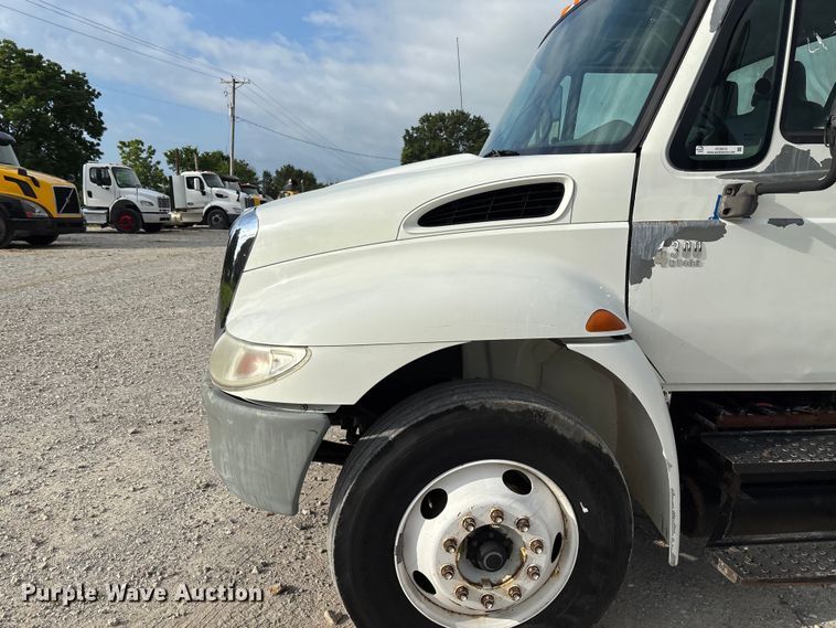 image for item FC5913 2004 International 4300 truck cab and chassis
