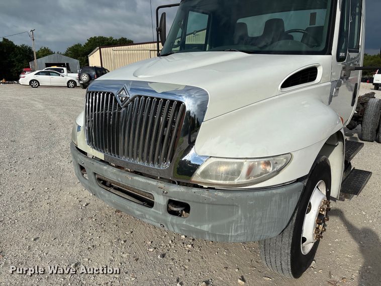 image for item FC5913 2004 International 4300 truck cab and chassis