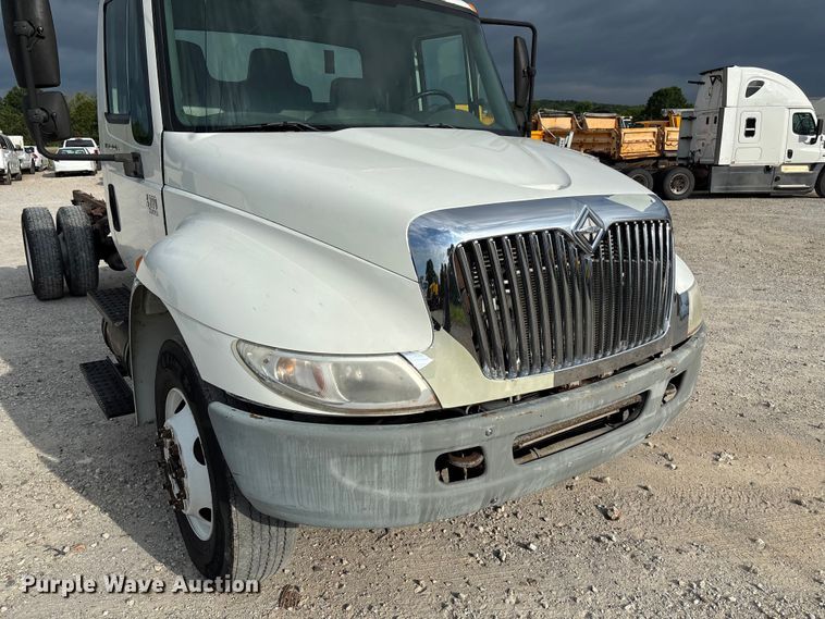 image for item FC5913 2004 International 4300 truck cab and chassis