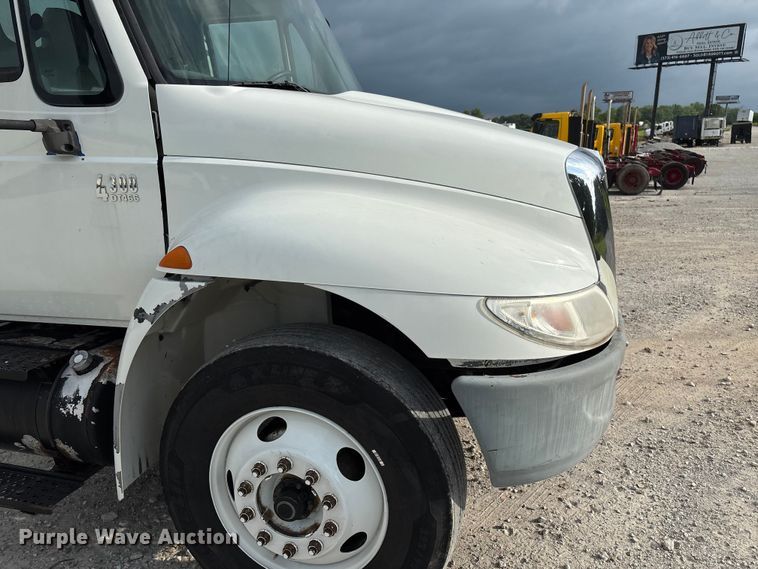 image for item FC5913 2004 International 4300 truck cab and chassis