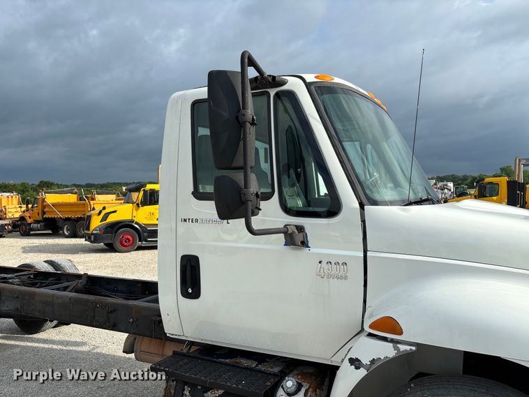 image for item FC5913 2004 International 4300 truck cab and chassis
