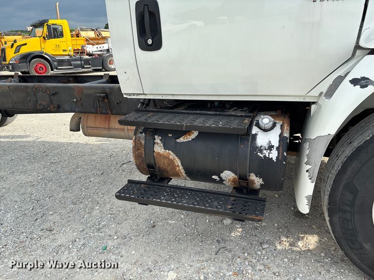 image for item FC5913 2004 International 4300 truck cab and chassis