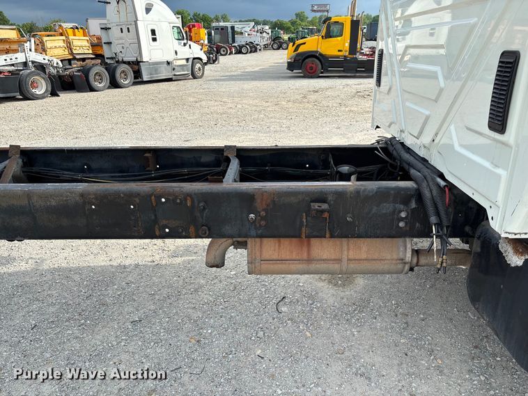 image for item FC5913 2004 International 4300 truck cab and chassis
