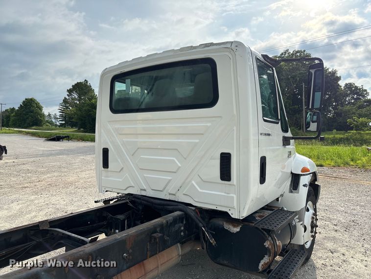 image for item FC5913 2004 International 4300 truck cab and chassis