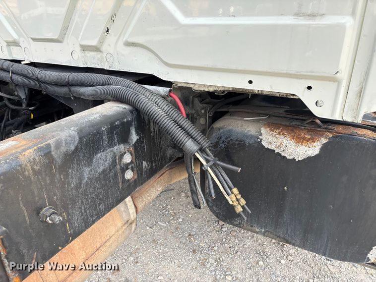 image for item FC5913 2004 International 4300 truck cab and chassis