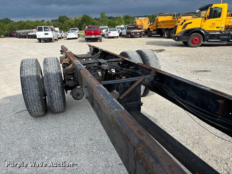 image for item FC5913 2004 International 4300 truck cab and chassis