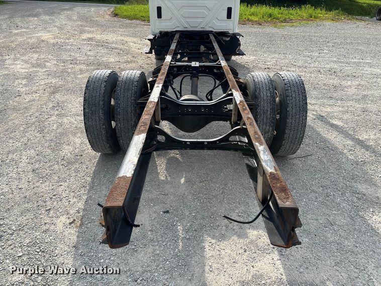 image for item FC5913 2004 International 4300 truck cab and chassis