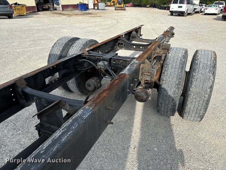 image for item FC5913 2004 International 4300 truck cab and chassis