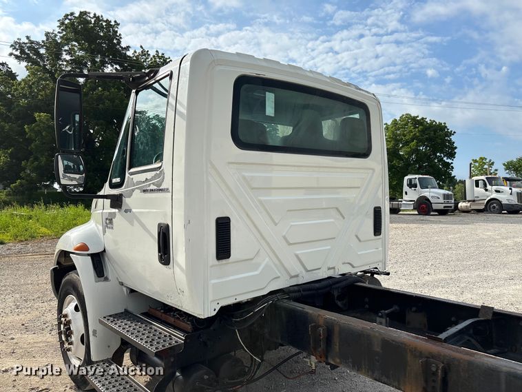 image for item FC5913 2004 International 4300 truck cab and chassis