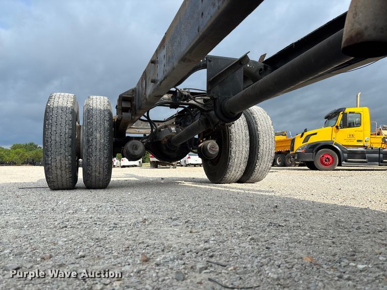 image for item FC5913 2004 International 4300 truck cab and chassis