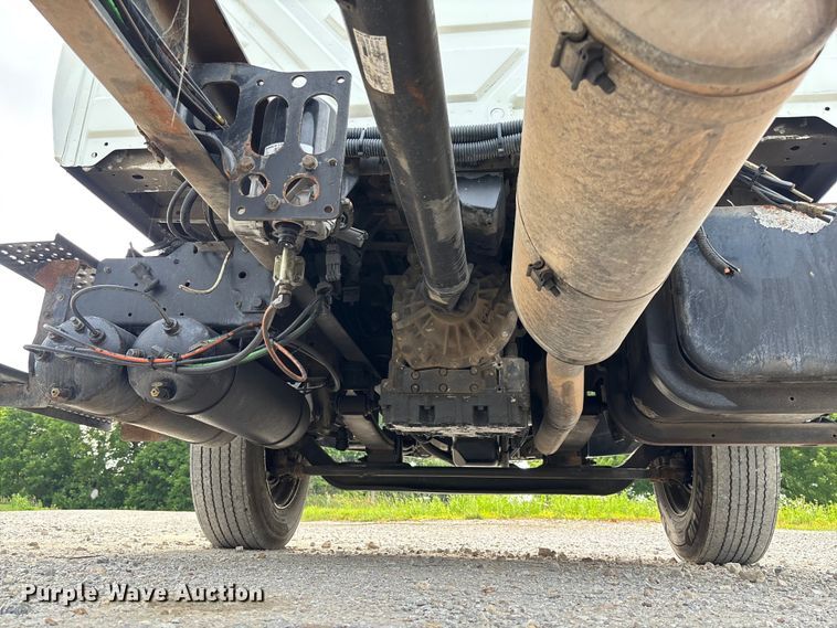image for item FC5913 2004 International 4300 truck cab and chassis