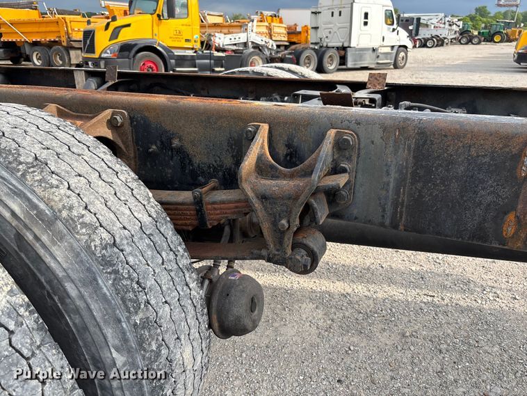 image for item FC5913 2004 International 4300 truck cab and chassis