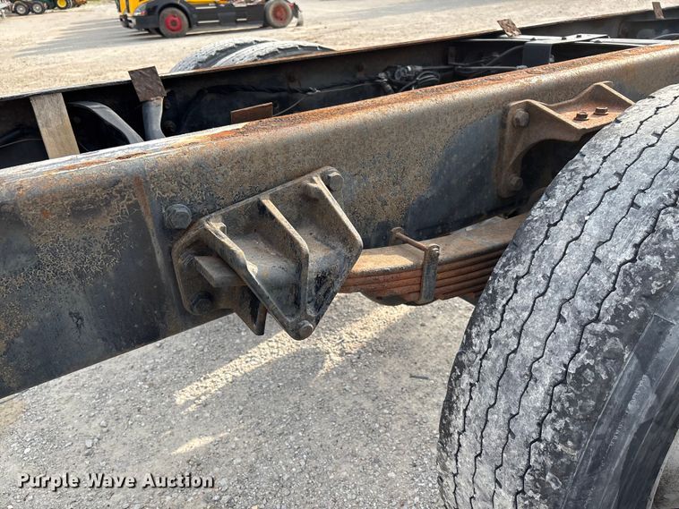 image for item FC5913 2004 International 4300 truck cab and chassis