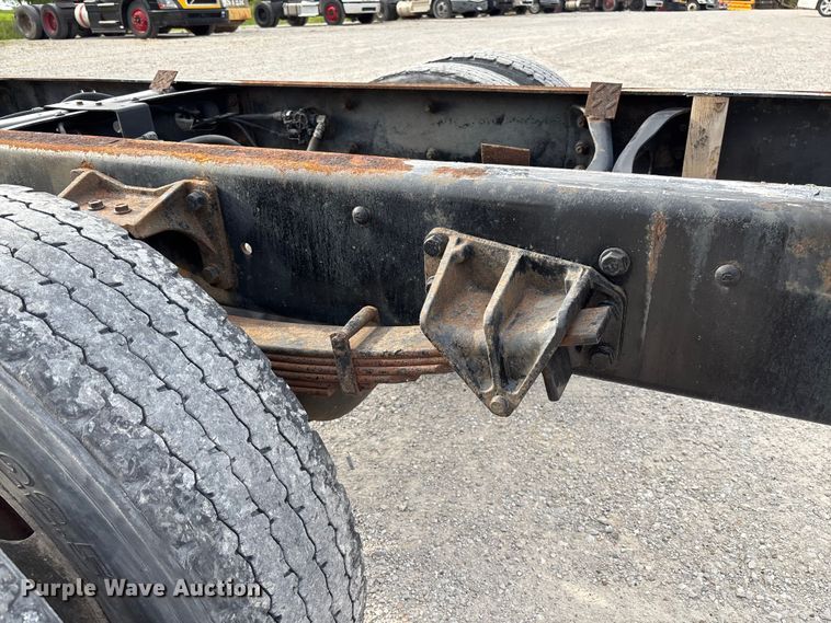 image for item FC5913 2004 International 4300 truck cab and chassis