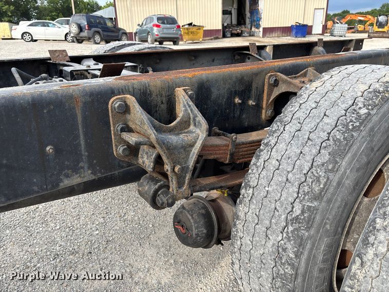 image for item FC5913 2004 International 4300 truck cab and chassis