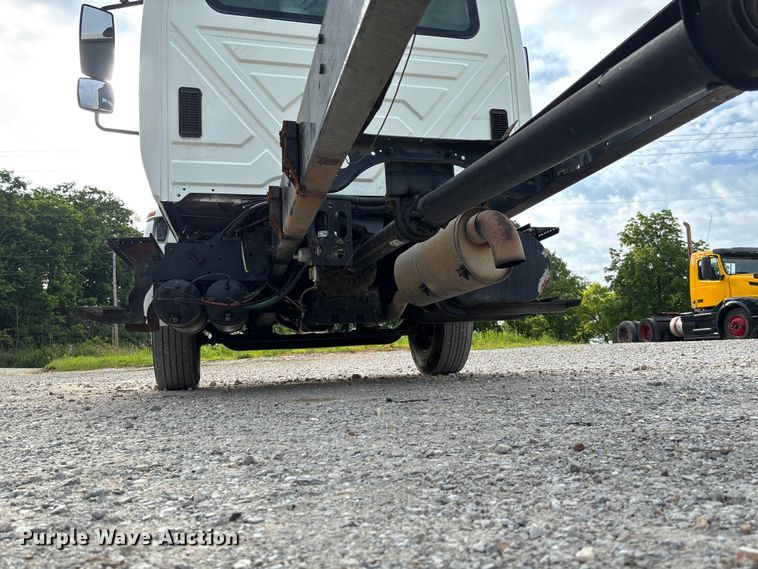 image for item FC5913 2004 International 4300 truck cab and chassis