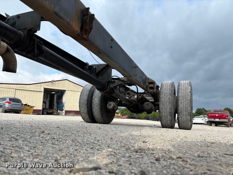 image for item FC5913 2004 International 4300 truck cab and chassis