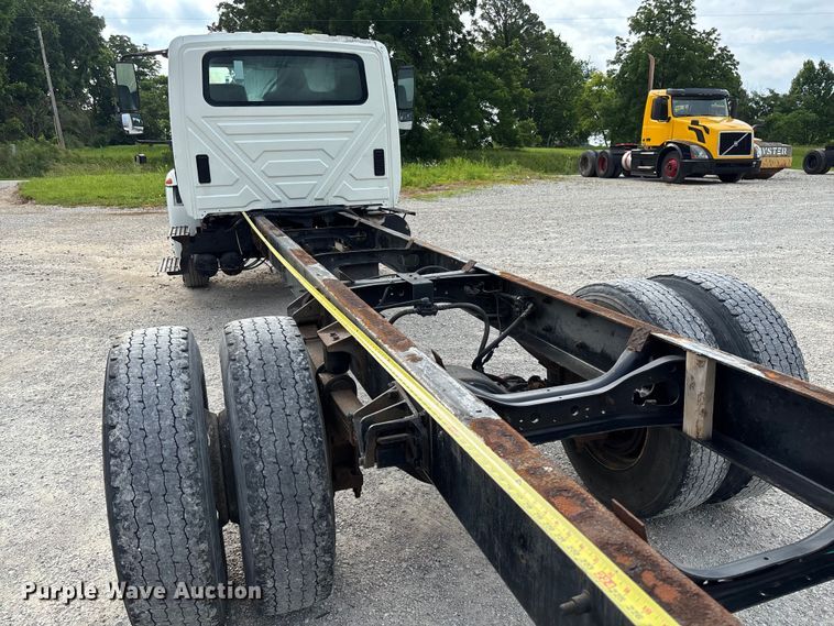 image for item FC5913 2004 International 4300 truck cab and chassis