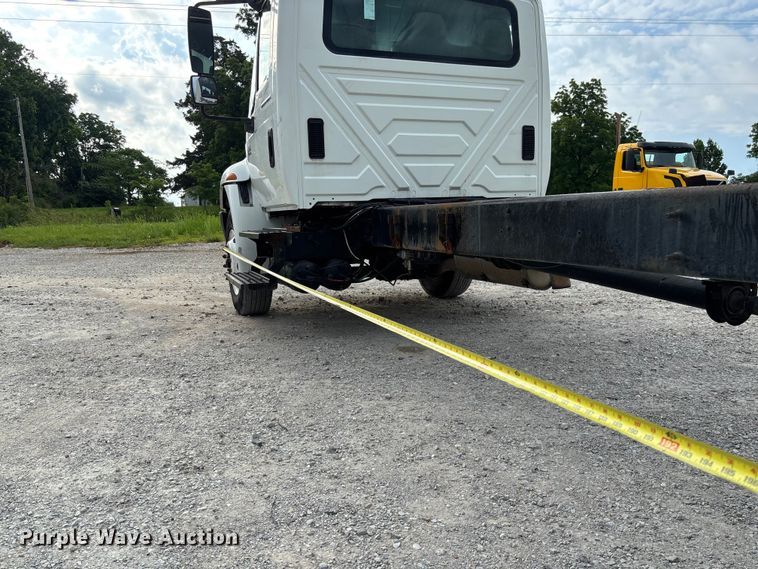 image for item FC5913 2004 International 4300 truck cab and chassis