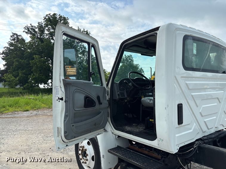 image for item FC5913 2004 International 4300 truck cab and chassis