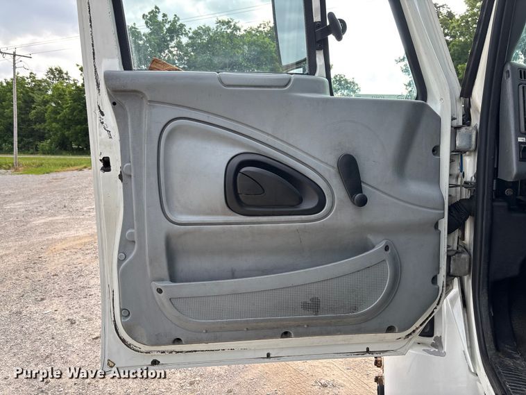 image for item FC5913 2004 International 4300 truck cab and chassis
