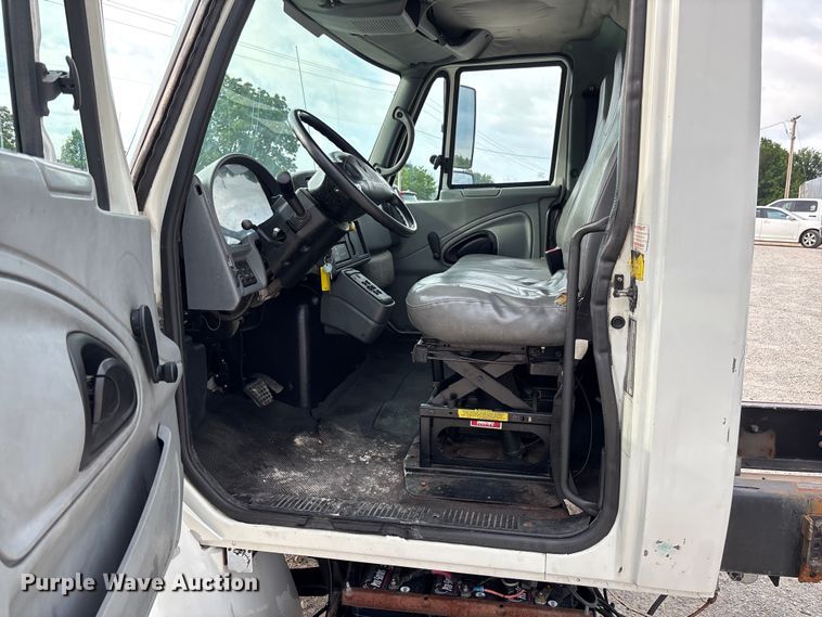 image for item FC5913 2004 International 4300 truck cab and chassis