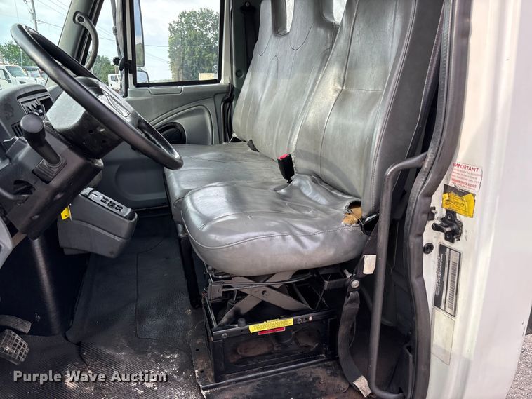 image for item FC5913 2004 International 4300 truck cab and chassis