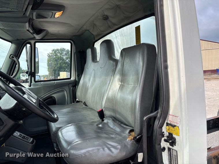 image for item FC5913 2004 International 4300 truck cab and chassis
