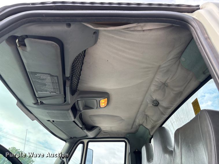 image for item FC5913 2004 International 4300 truck cab and chassis