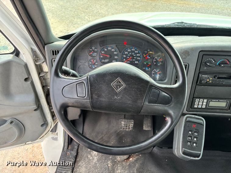 image for item FC5913 2004 International 4300 truck cab and chassis