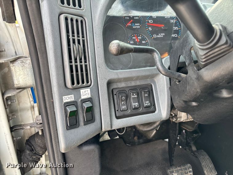 image for item FC5913 2004 International 4300 truck cab and chassis